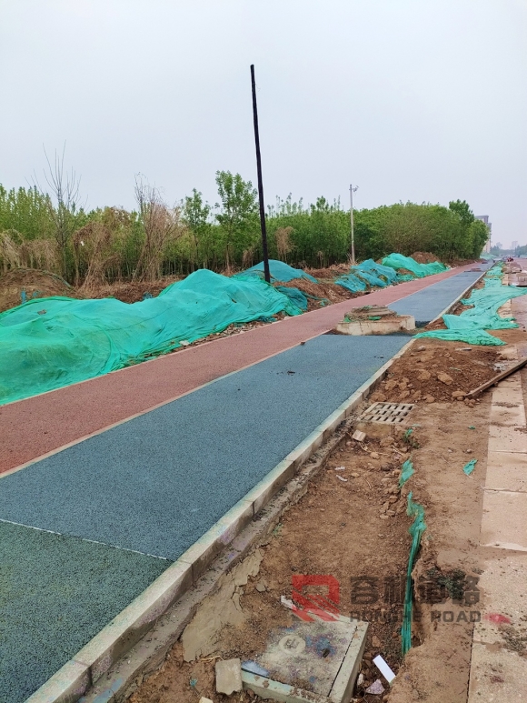 石家莊正定新區承豐路透水混凝土主體順利完工人行道自行車道紅藍兩色鮮艷奪目